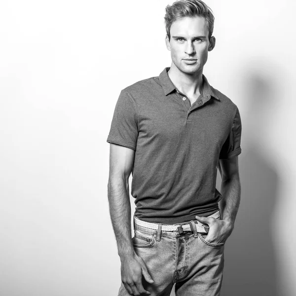 Klasik gömlek zarif genç yakışıklı adam. Siyah-beyaz portre.