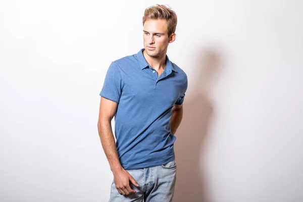 Elegante Joven Guapo Hombre Camisa Azul Con Estilo —  Fotos de Stock