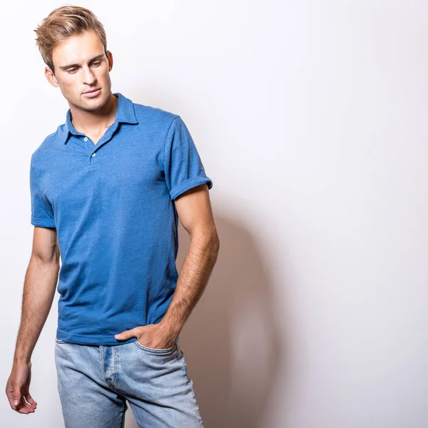 Elegante Jonge Knappe Man Stijlvolle Blauwe Shirt — Stockfoto