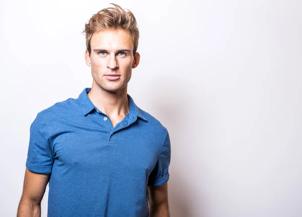 Elegante Joven Guapo Hombre Camisa Azul Con Estilo — Foto de Stock