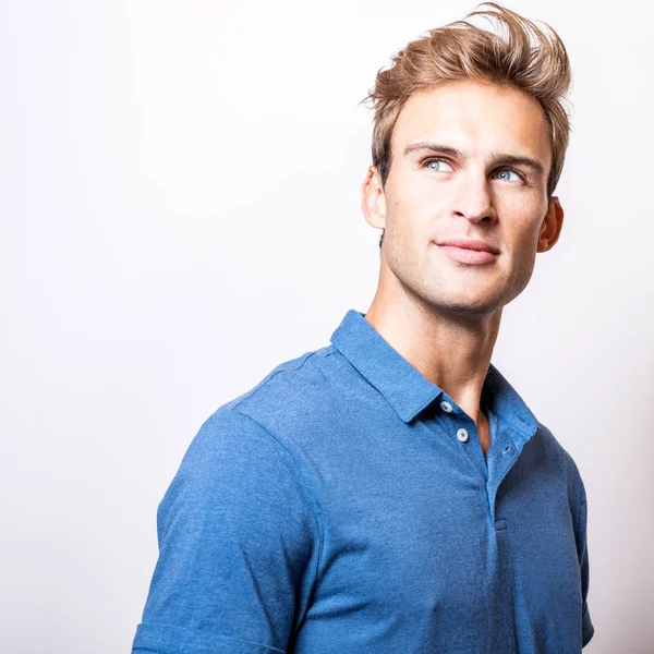 Elegante Jovem Homem Bonito Camisa Azul Elegante — Fotografia de Stock