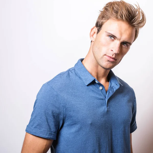 Elegante Jonge Knappe Man Stijlvolle Blauwe Shirt — Stockfoto