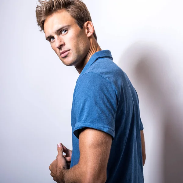 Elegante Joven Guapo Hombre Camisa Azul Con Estilo —  Fotos de Stock