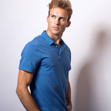 Şık mavi gömlek zarif genç yakışıklı adam.