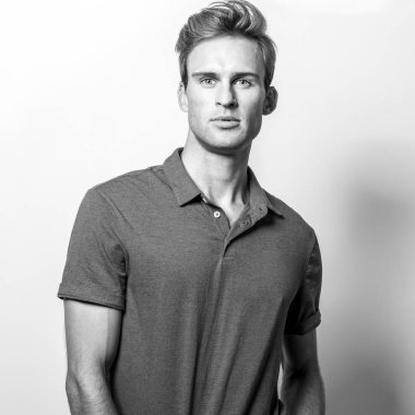 Klasik gömlek zarif genç yakışıklı adam. Siyah-beyaz portre.