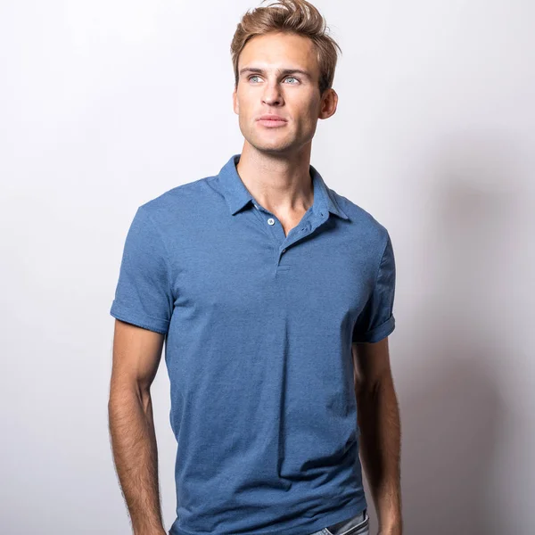 Elegancki Młody Przystojny Mężczyzna Stylowej Niebieskiej Koszulce — Zdjęcie stockowe