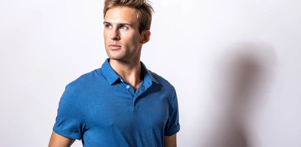 Elegante Jonge Knappe Man Stijlvolle Blauwe Shirt — Stockfoto