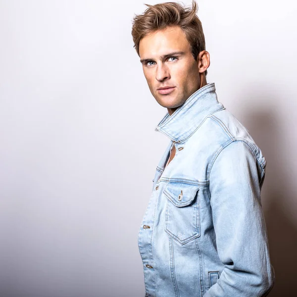 Schöner Junger Mann Jeansjacke Posiert Studio — Stockfoto