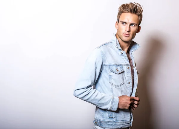 Knappe Jonge Man Jeans Jasje Pose Studio — Stockfoto