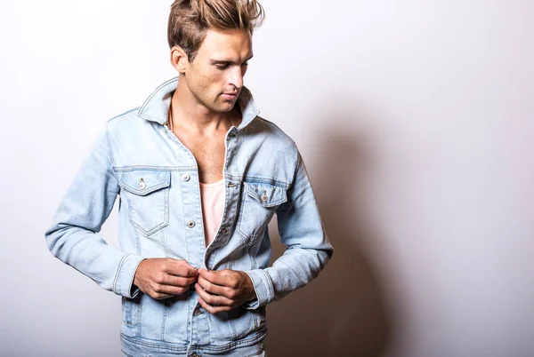 Beau Jeune Homme Jeans Pose Veste Studio — Photo