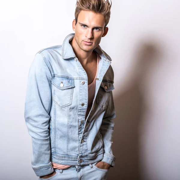 Knappe Jonge Man Jeans Jasje Pose Studio — Stockfoto