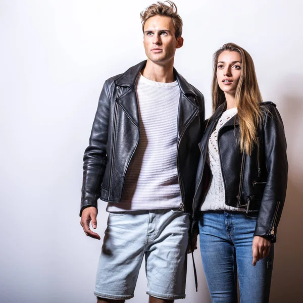 Jonge Mooie Paar Zwart Lederen Jassen Pose Studio — Stockfoto