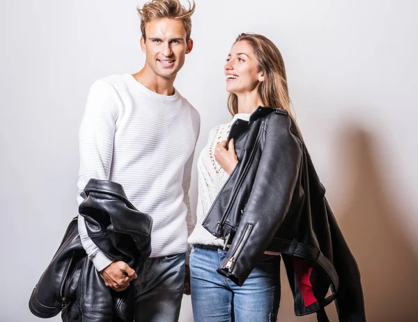 Jovem Casal Bonito Jaquetas Couro Preto Posar Estúdio — Fotografia de Stock