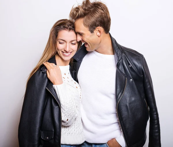 Jeune Beau Couple Cuir Noir Vestes Posent Studio — Photo