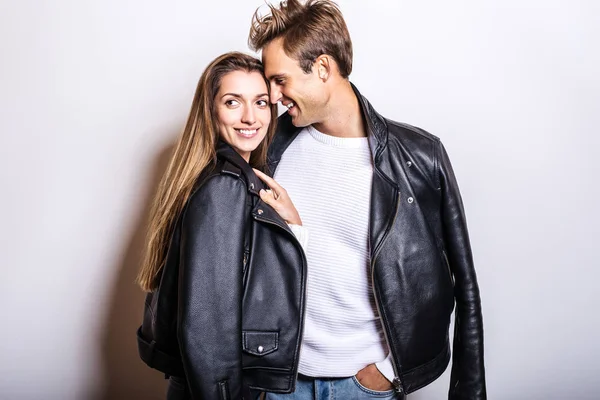 Jonge Mooie Paar Zwart Lederen Jassen Pose Studio — Stockfoto