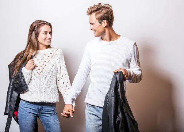 Jonge Mooie Paar Zwart Lederen Jassen Pose Studio — Stockfoto