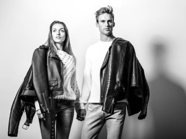 Siyah deri ceketli genç ve güzel bir çift. Siyah-beyaz portre.