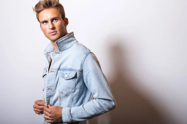 Schöner Junger Mann Jeansjacke Posiert Studio — Stockfoto