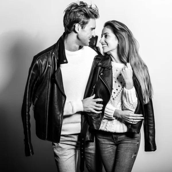 Jeune Beau Couple Vestes Cuir Noir Portrait Noir Blanc — Photo