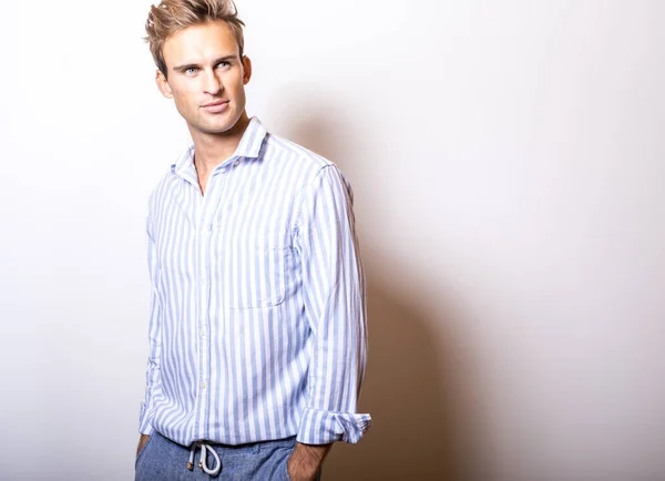 Elegante Jonge Knappe Man Stijlvolle Wit Blauw Shirt — Stockfoto