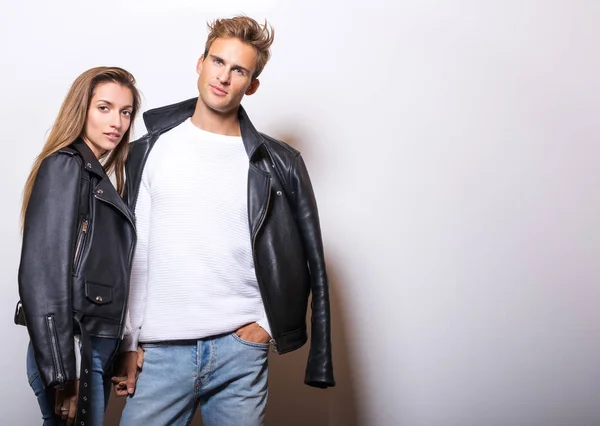 Junges Schönes Paar Schwarzen Lederjacken Posiert Studio — Stockfoto