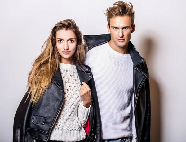 Jeune Beau Couple Cuir Noir Vestes Posent Studio — Photo