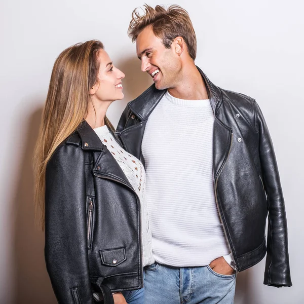 Jovem Casal Bonito Jaquetas Couro Preto Posar Estúdio — Fotografia de Stock