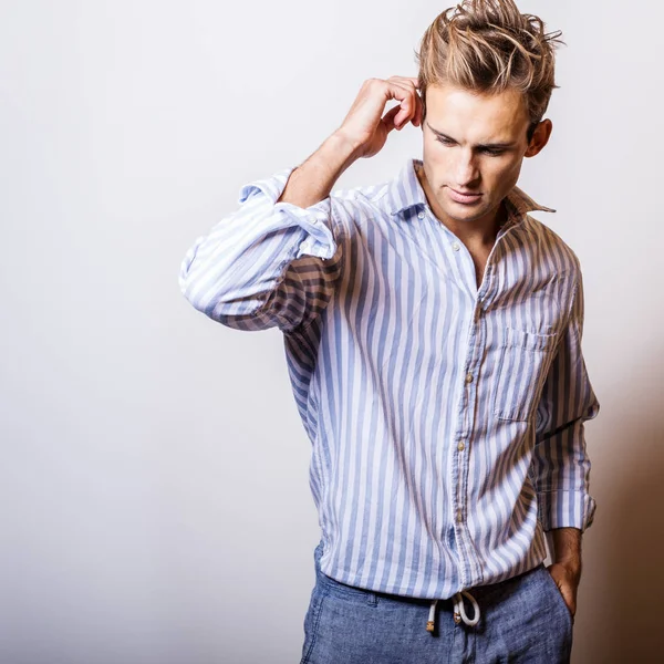 Elegante Joven Guapo Hombre Camisa Azul Con Estilo —  Fotos de Stock