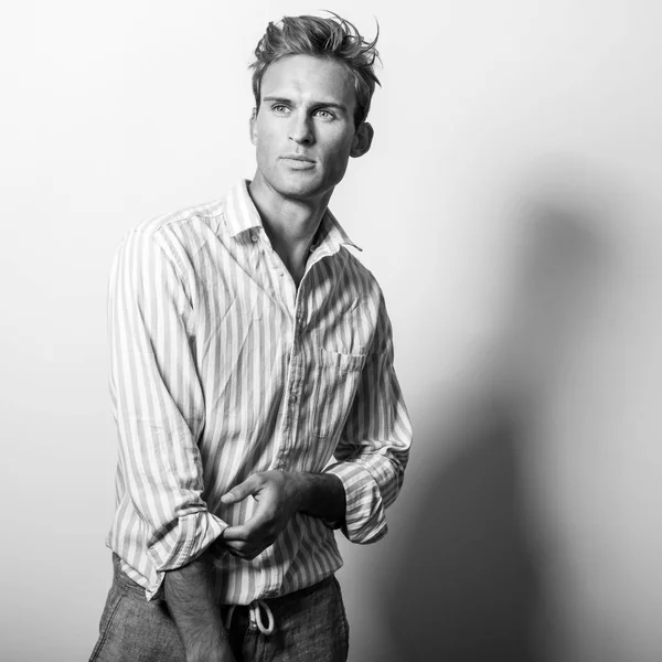 Eleganter Junger Gutaussehender Mann Klassischen Hemd Schwarz Weiß Porträt — Stockfoto