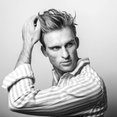 Klasik gömlek zarif genç yakışıklı adam. Siyah-beyaz portre.
