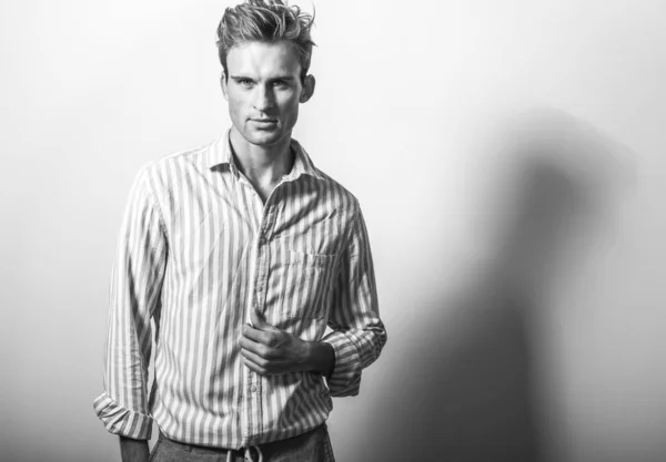 Elegante Jonge Knappe Man Klassieke Shirt Zwart Wit Portret — Stockfoto
