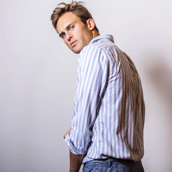 Elegantní Mladý Pohledný Muž Stylové Modré Košili — Stock fotografie