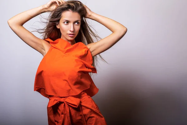 Jonge Model Vrouw Oranje Jurk Pose Studio — Stockfoto