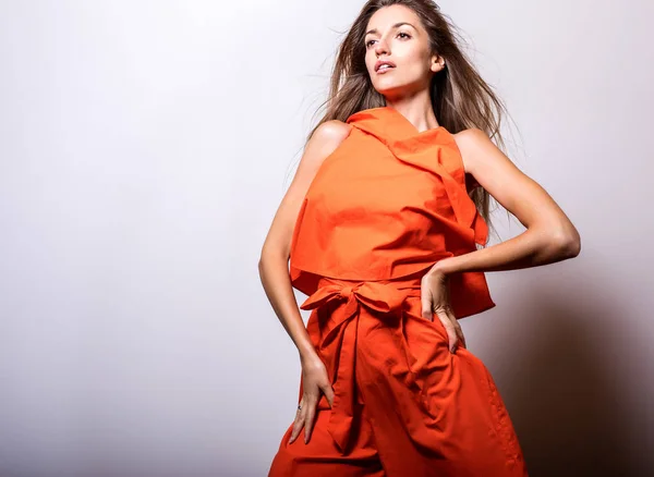 Jonge Model Vrouw Oranje Jurk Pose Studio — Stockfoto