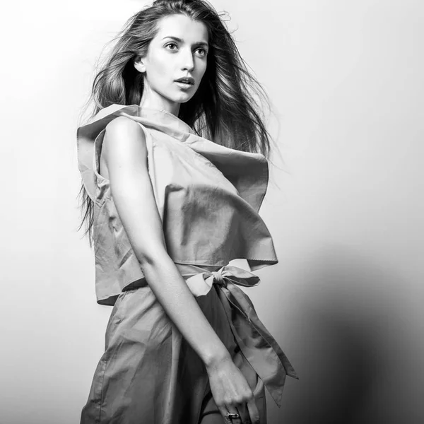 Młoda Kobieta Model Stylowej Sukni Stwarzają Studio Czarno Biała Fotografia — Zdjęcie stockowe
