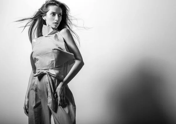 Junge Model Frau Stilvollem Kleid Posiert Studio Schwarz Weiß Foto — Stockfoto