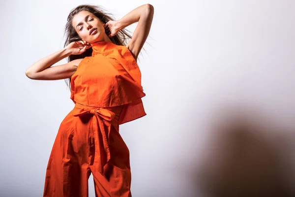 Joven Modelo Mujer Naranja Pose Vestido Estudio —  Fotos de Stock