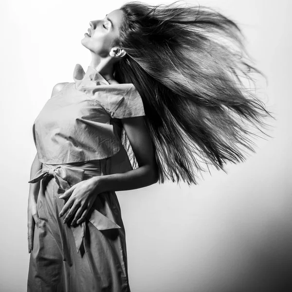 スタジオでスタイリッシュなドレスポーズの若いモデルの女性 白黒写真 — ストック写真
