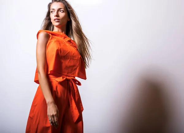 Jonge Model Vrouw Oranje Jurk Pose Studio — Stockfoto