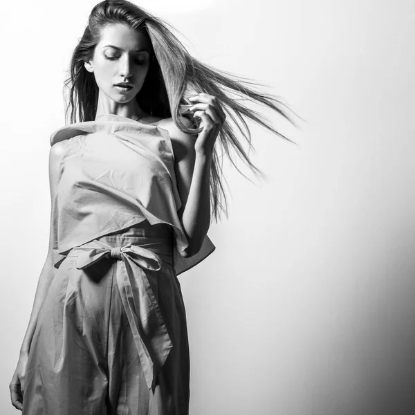 スタジオでスタイリッシュなドレスポーズの若いモデルの女性 白黒写真 — ストック写真