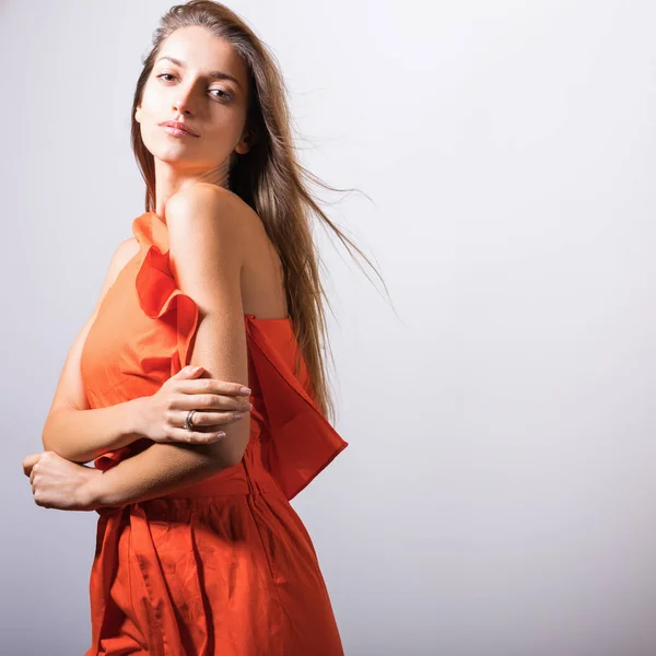 Jeune Femme Modèle Robe Orange Pose Studio — Photo