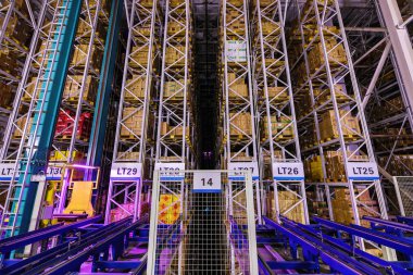 Pekin, Çin - 03 Haziran 2019: Çin'de depo üretiminin modern otomasyonu.