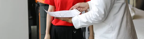 Consulenza Medica Con Paziente Mani Primo Piano — Foto Stock