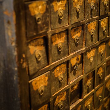 Arka plan olarak Çin vintage eczane kabine.