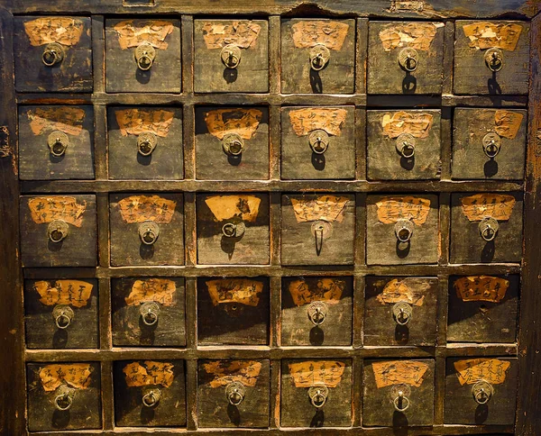 以中国复古药柜为背景 — 图库照片