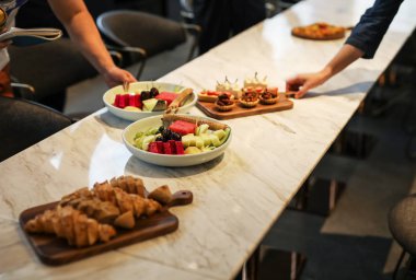 Taze meyve masada servis.