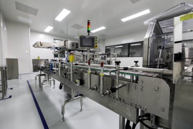 Pekin, Çin - 03 Haziran 2019: İlaç üretim laboratuvar ekipmanları.