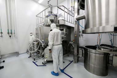 Pekin, Çin - 03 Haziran 2019: İlaç üretim laboratuvar ekipmanları.