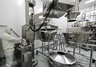 Pekin, Çin - 03 Haziran 2019: İlaç üretim laboratuvar ekipmanları.