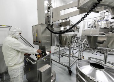 Pekin, Çin - 03 Haziran 2019: İlaç üretim laboratuvar ekipmanları.